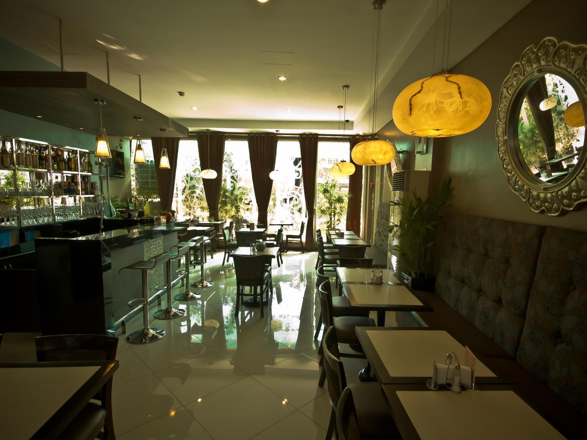 Avitel Hotel Makati City Екстер'єр фото