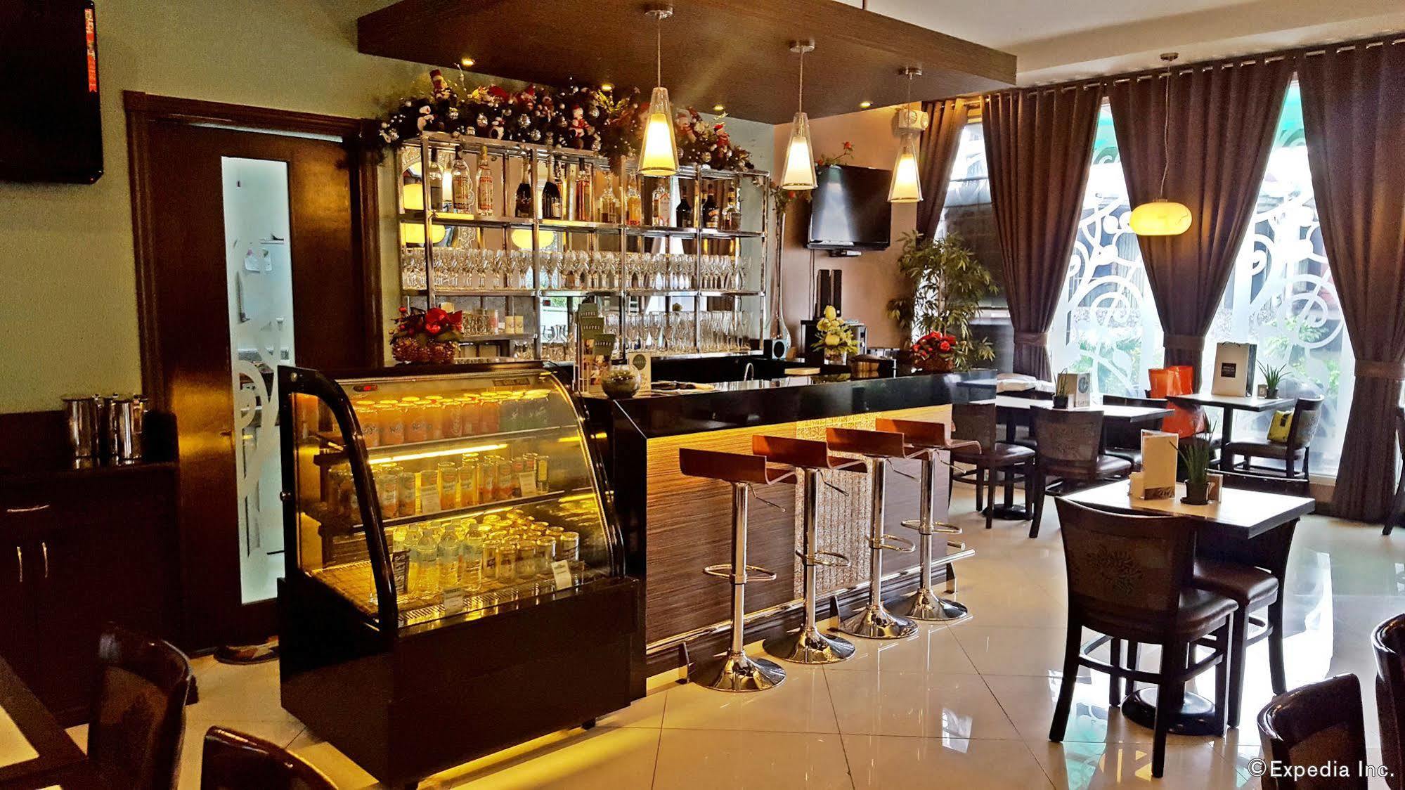 Avitel Hotel Makati City Екстер'єр фото